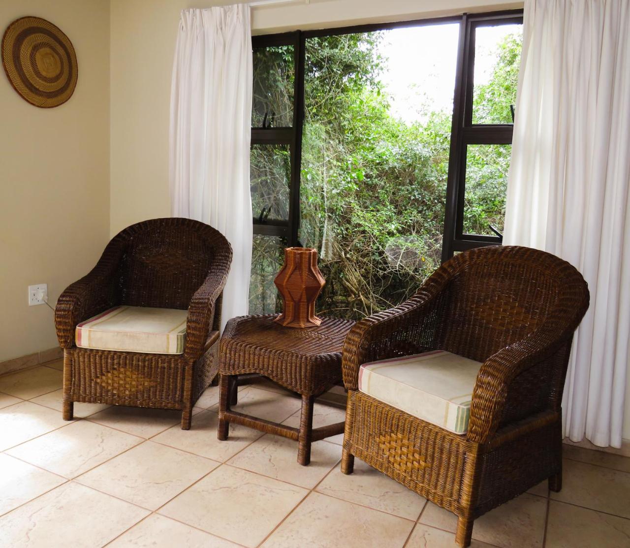 Umkhumbi Lodge Hluhluwe Bagian luar foto