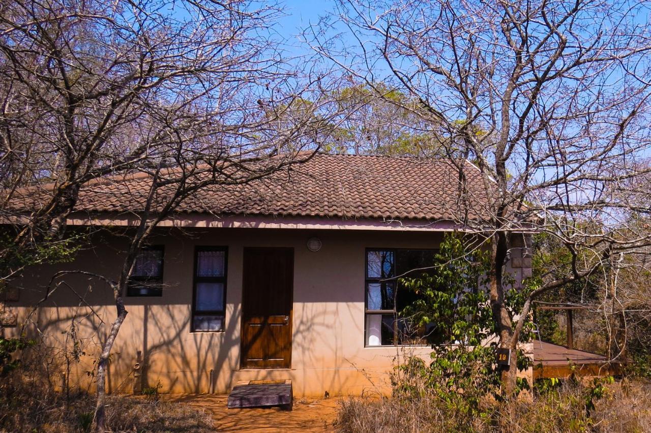 Umkhumbi Lodge Hluhluwe Bagian luar foto